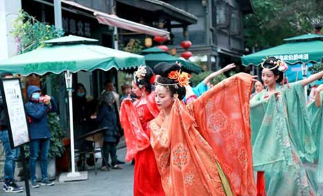 Hanfu enthusiasts celebrate cultural festival in SW China’s Chengdu