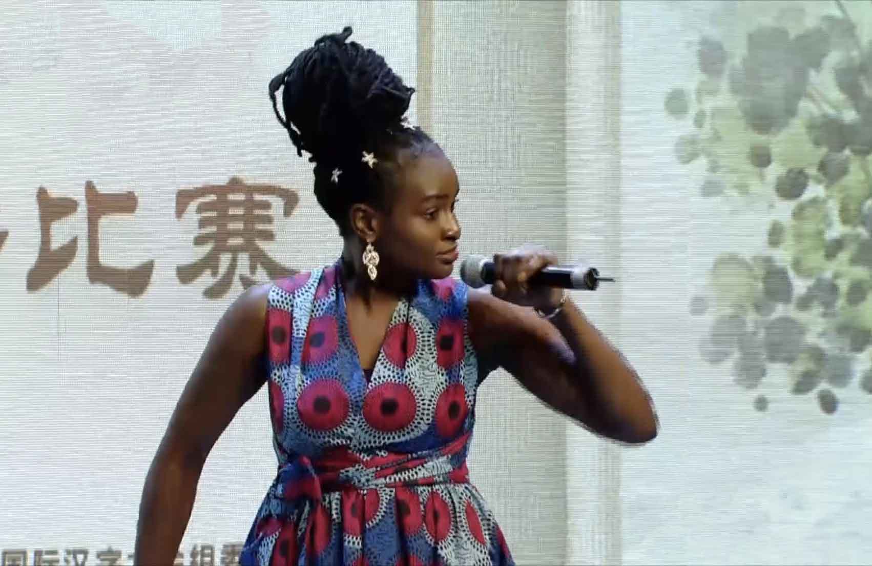 Nigerian girl sings Yu Opera Mulan in Zhengzhou, Central China