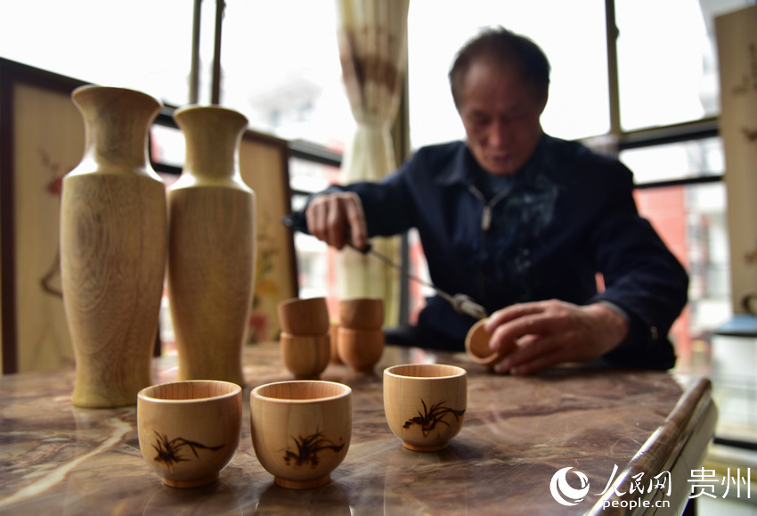 75-year-old carpenter finds new ways to promote pyrography in resettlement area in SW China’s Guizhou