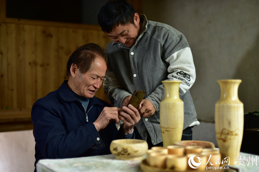 75-year-old carpenter finds new ways to promote pyrography in resettlement area in SW China’s Guizhou