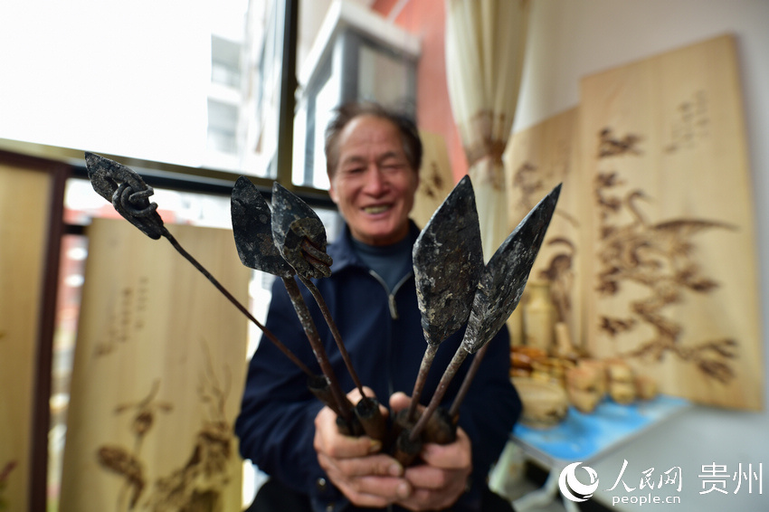75-year-old carpenter finds new ways to promote pyrography in resettlement area in SW China’s Guizhou