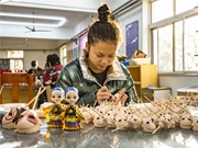 Silk figurines revitalize in Beijing