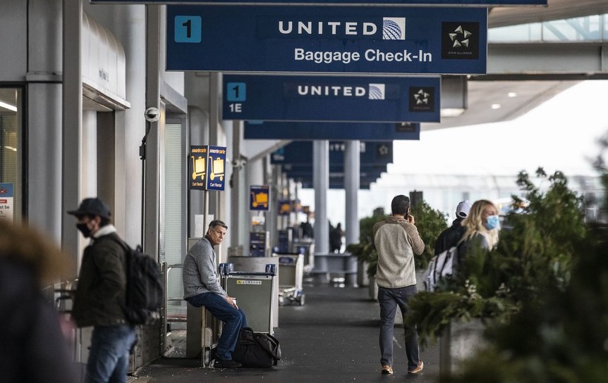 Biden implores Americans not to travel as pandemic surges in holiday season