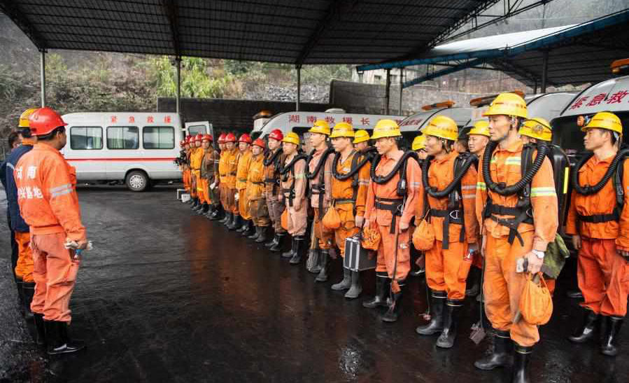 Rescuers enter mine shaft to reach trapped miners