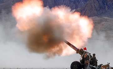 Gun-howitzers attack mock targets in Xinjiang's plateau area