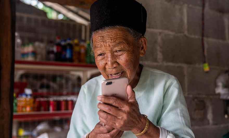 China takes action to help senior people better adapt to digital era