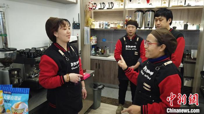 Coffee shop in NW China’s Xi’an hires hearing-impaired people to help them integrate into society