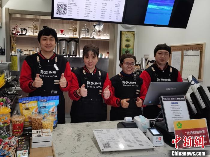 Coffee shop in NW China’s Xi’an hires hearing-impaired people to help them integrate into society