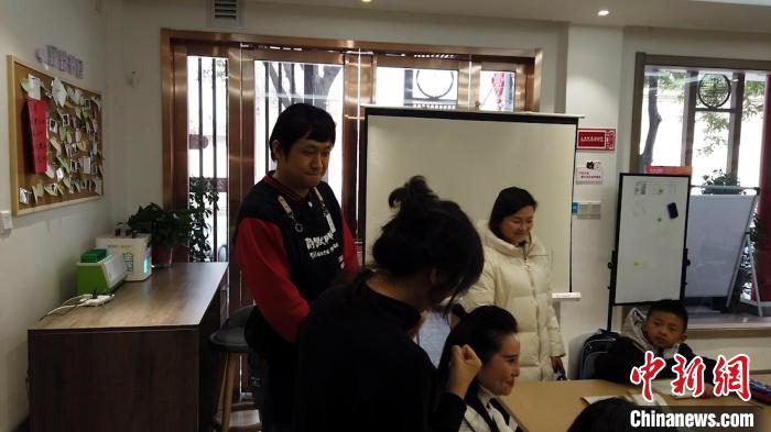 Coffee shop in NW China’s Xi’an hires hearing-impaired people to help them integrate into society