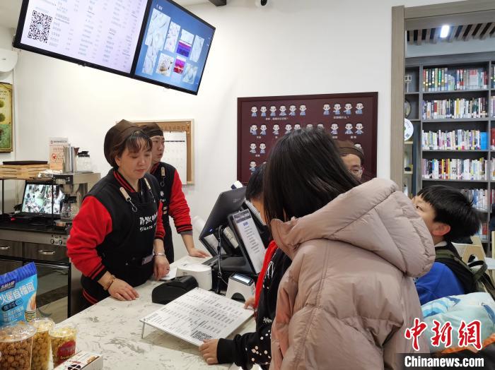 Coffee shop in NW China’s Xi’an hires hearing-impaired people to help them integrate into society