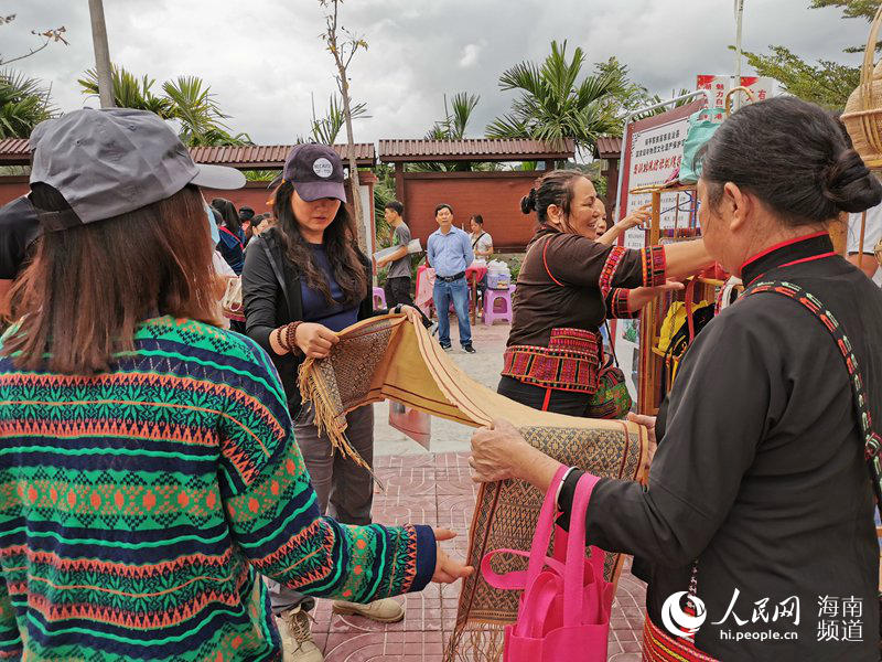 Ethnic minority village holds activities to promote tourism in Hainan