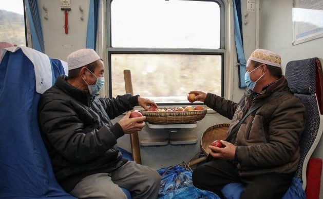 Farmers increase income selling apples on a train in SW China