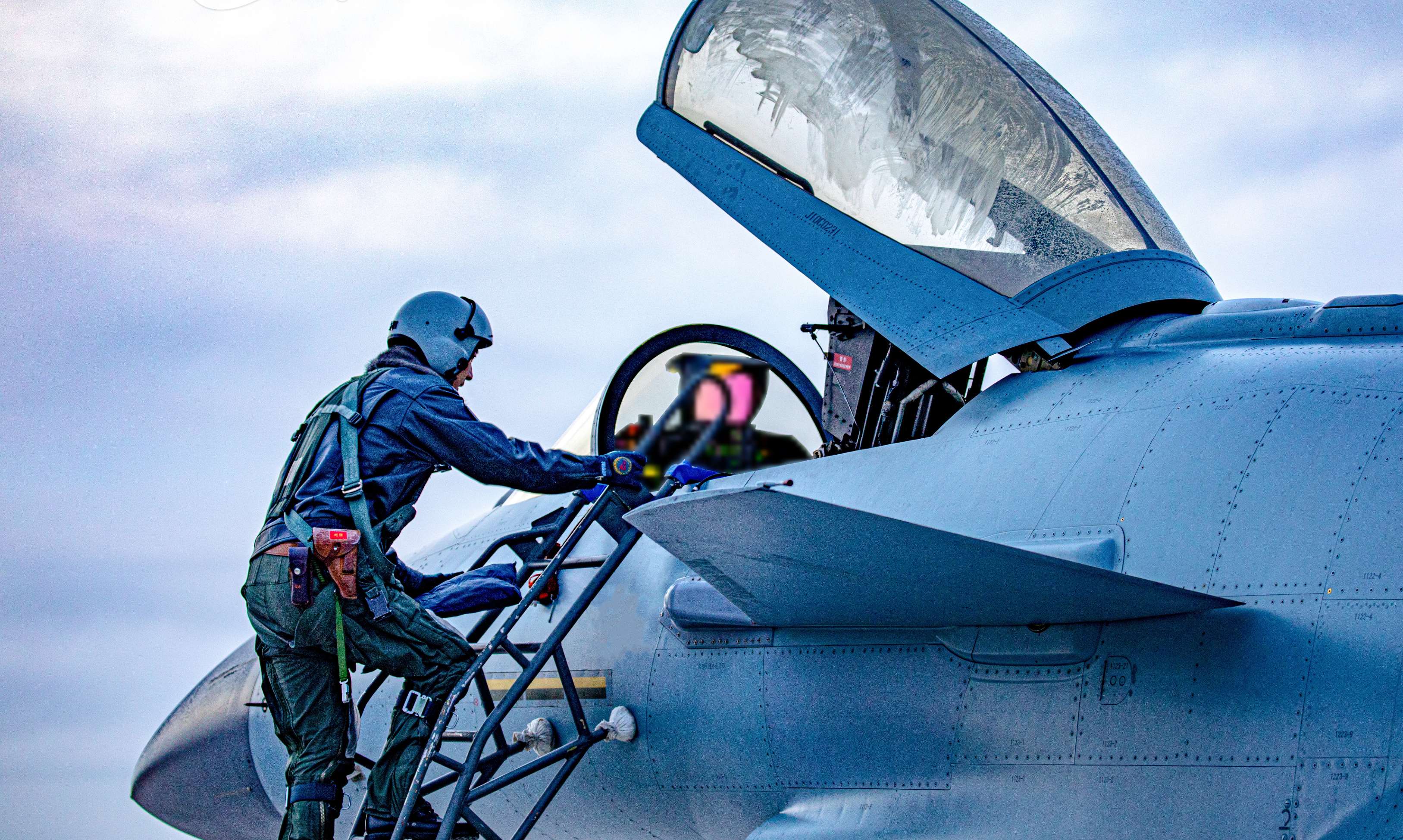 J-10 fighter jet in aerial combat training