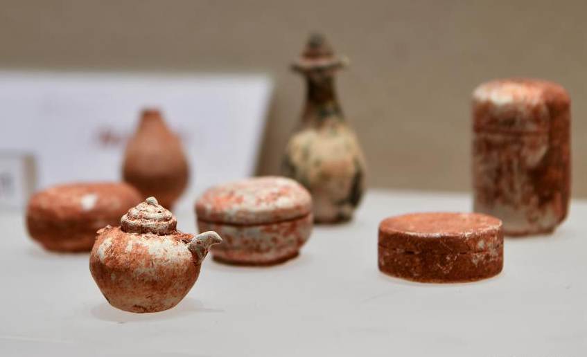 Cultural relics displayed at exhibition in Hainan Museum