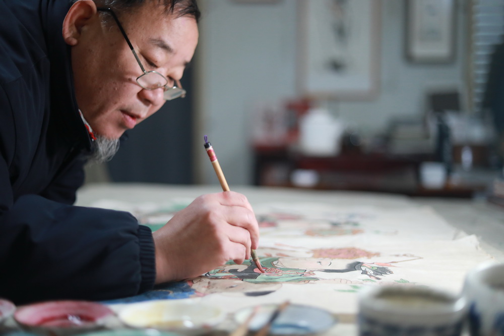 Chinese folk painter promotes ancient mural painting techniques