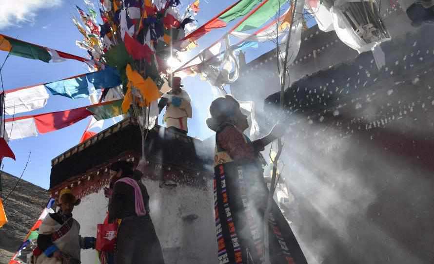 People hang new prayer flags to pray for peace, prosperity in Tibet