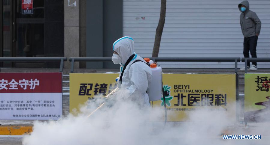 Volunteers carry out disinfection tasks in Suihua, Heilongjiang