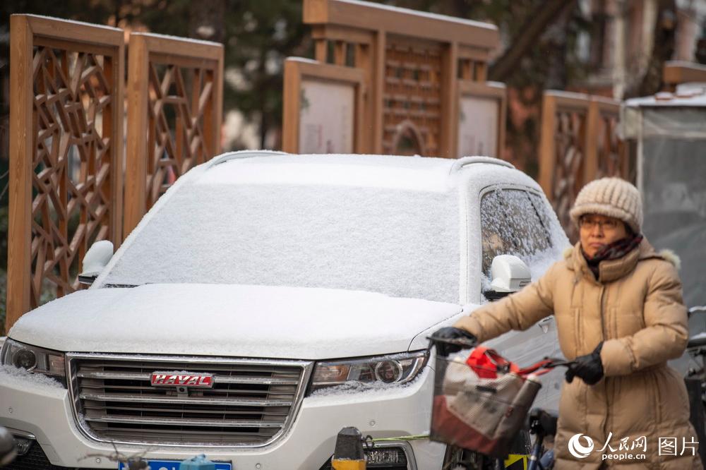 Beijing embraces first snow of 2021