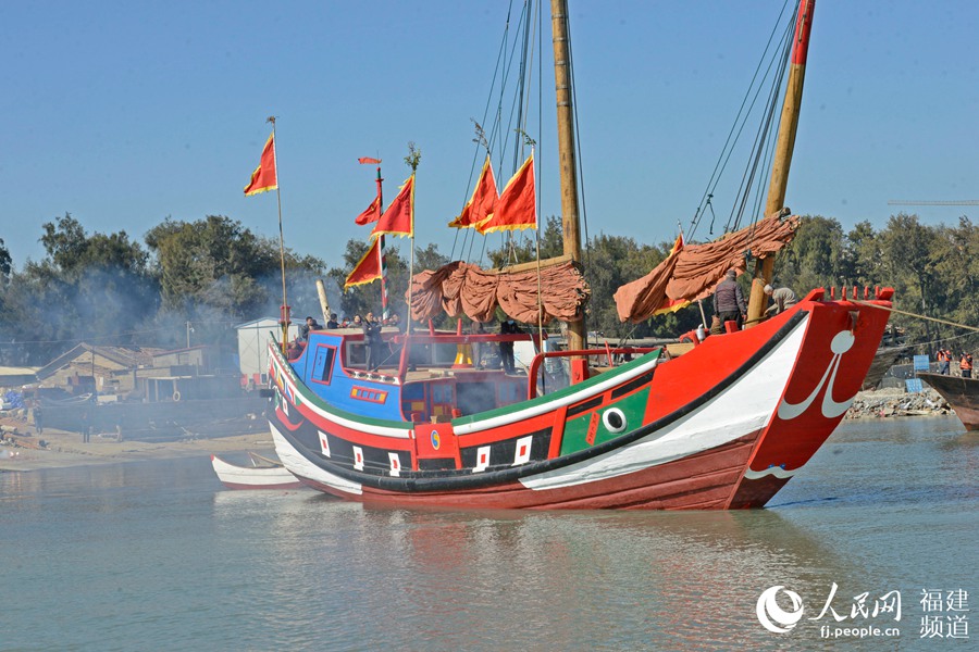 Full-size replica of ancient Chinese boat completes sea trial in SE China