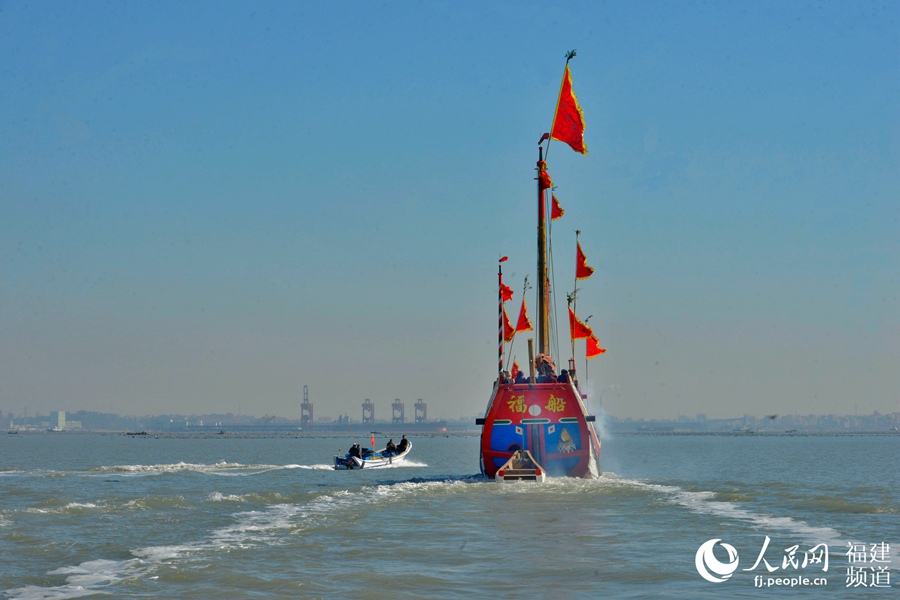 Full-size replica of ancient Chinese boat completes sea trial in SE China