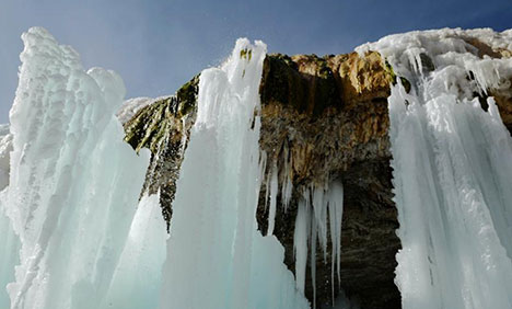 Colorful icefalls appear in Qilian Mountain