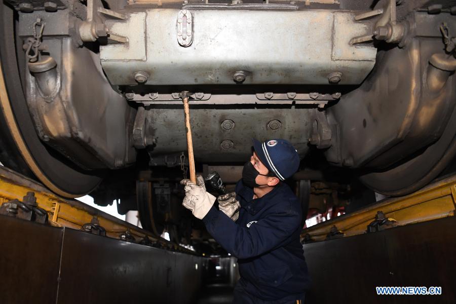 Technicians maintain trains at workshop to prepare for Spring Festival travel rush