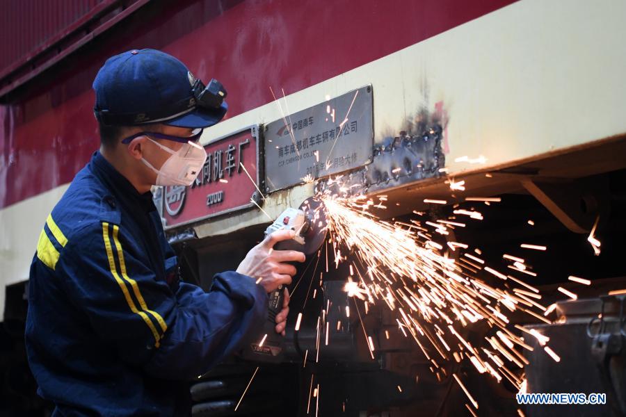 Technicians maintain trains at workshop to prepare for Spring Festival travel rush