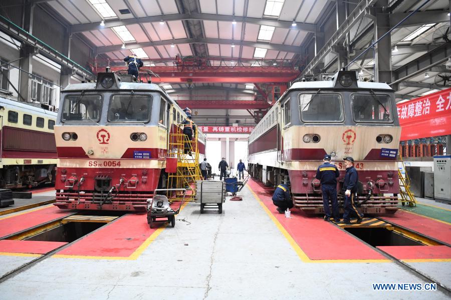 Technicians maintain trains at workshop to prepare for Spring Festival travel rush