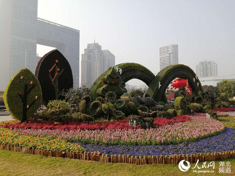 Flowerbeds set up in Wuhan for Spring Festival