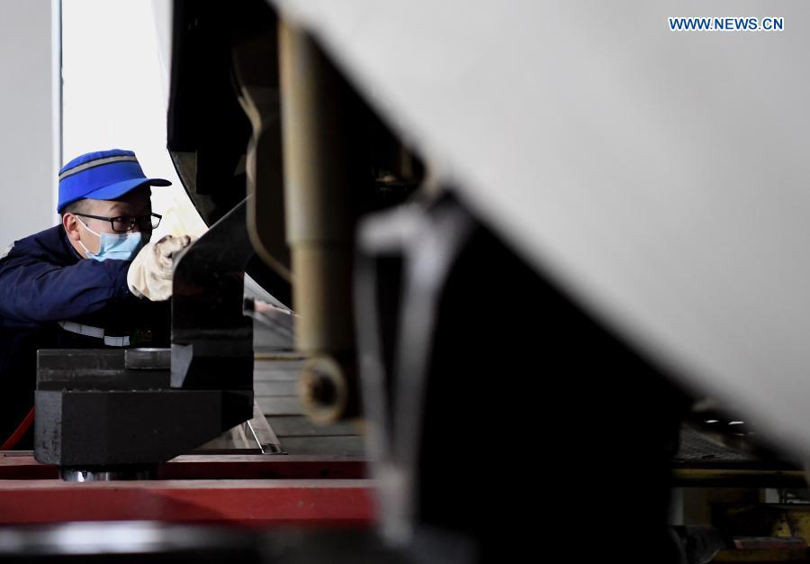 Workers carry out maintenance work, epidemic precaution for trains in preparation for Spring Festival travel rush