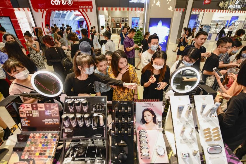 Offshore duty-free shopping thrives in south China's Hainan province