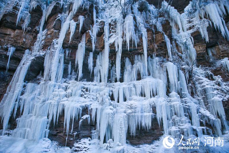 White snow turns Yuntai Mountain into fairyland