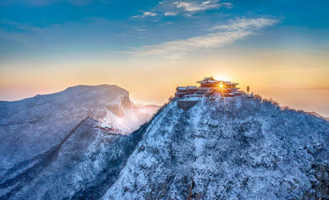 White snow turns Yuntai Mountain into fairyland