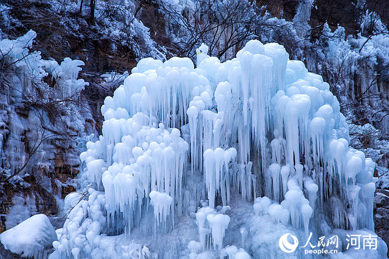 Spectacular ice falls in Yuntai Mountain