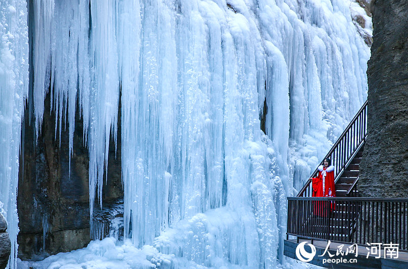Spectacular ice falls in Yuntai Mountain
