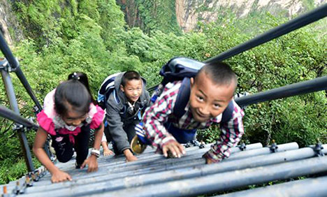 "Cliff village" becomes Internet-famous tourist attraction