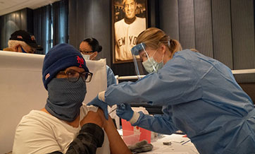 U.S. records over 100,000 COVID-19 deaths in 2021 as vaccine rollout underway