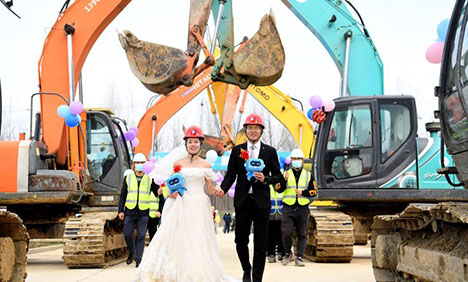 Couple holds wedding at construction site in Hefei, E China