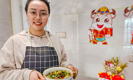 People staying put during Spring Festival cook hometown dishes