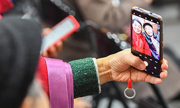 Chinese seniors very willing to learn to use smartphones: report