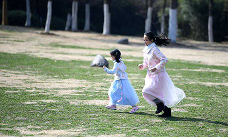People enjoy Spring Festival holiday in China