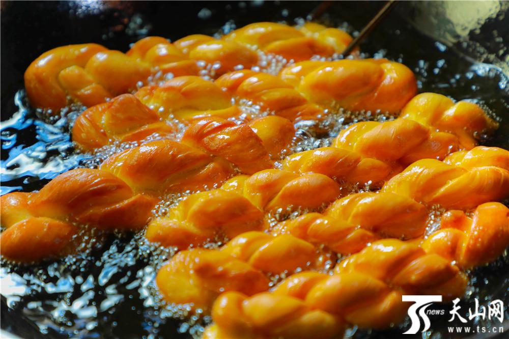 Xinjiang’s tasty Spring Festival fried snacks