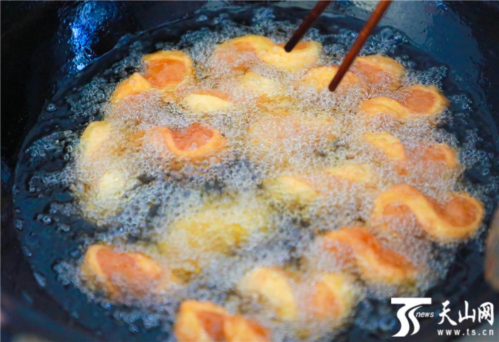 Xinjiang’s tasty Spring Festival fried snacks