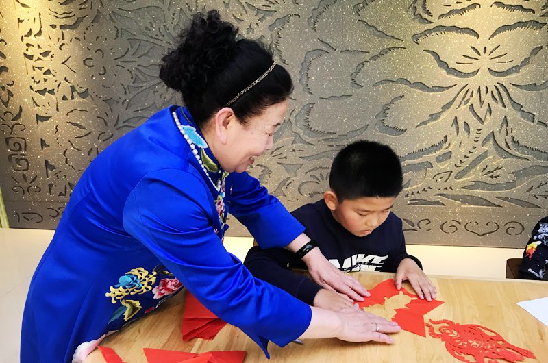 Family in NW China's Ningxia carries forward paper cutting culture