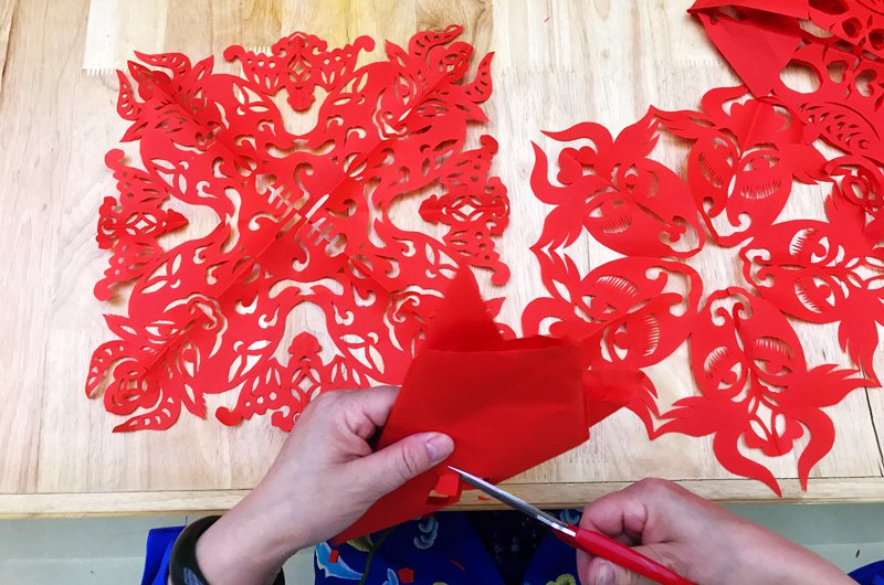 Family in NW China's Ningxia carries forward paper cutting culture