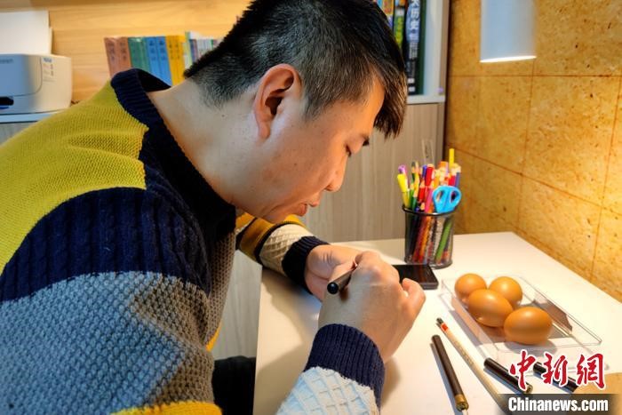 Train driver impresses many by carving trains on eggs