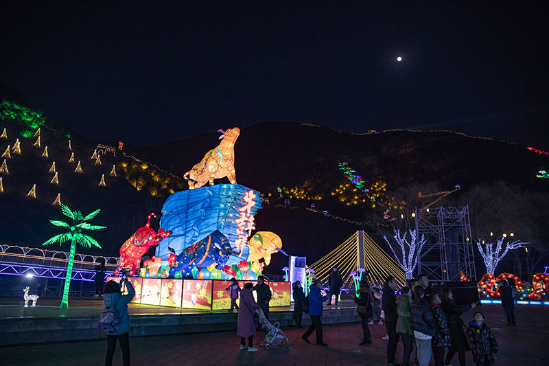 Winter Olympics theme shines at Ice Lantern Festival in Beijing