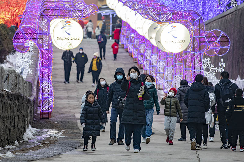 Winter Olympics theme shines at Ice Lantern Festival in Beijing