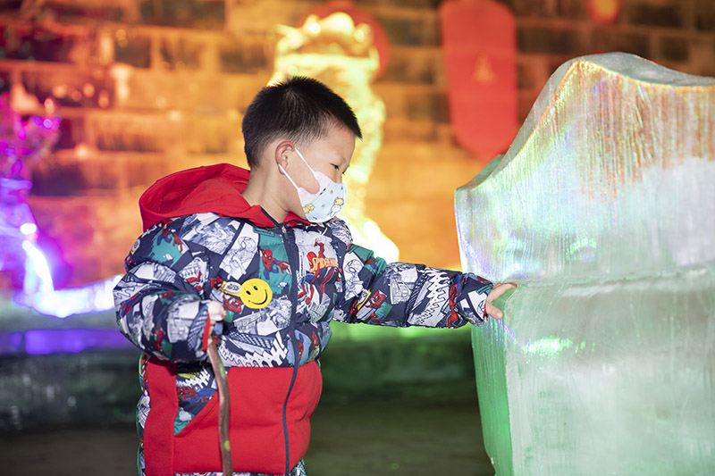 Winter Olympics theme shines at Ice Lantern Festival in Beijing