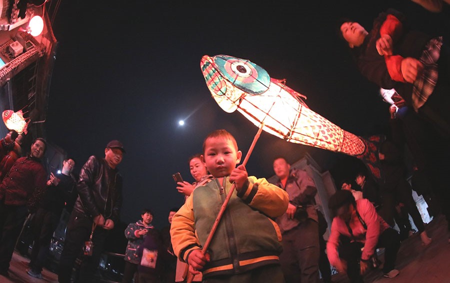 Villagers in E China's Anhui hold fish-shaped lanterns parade to celebrate Lantern Festival